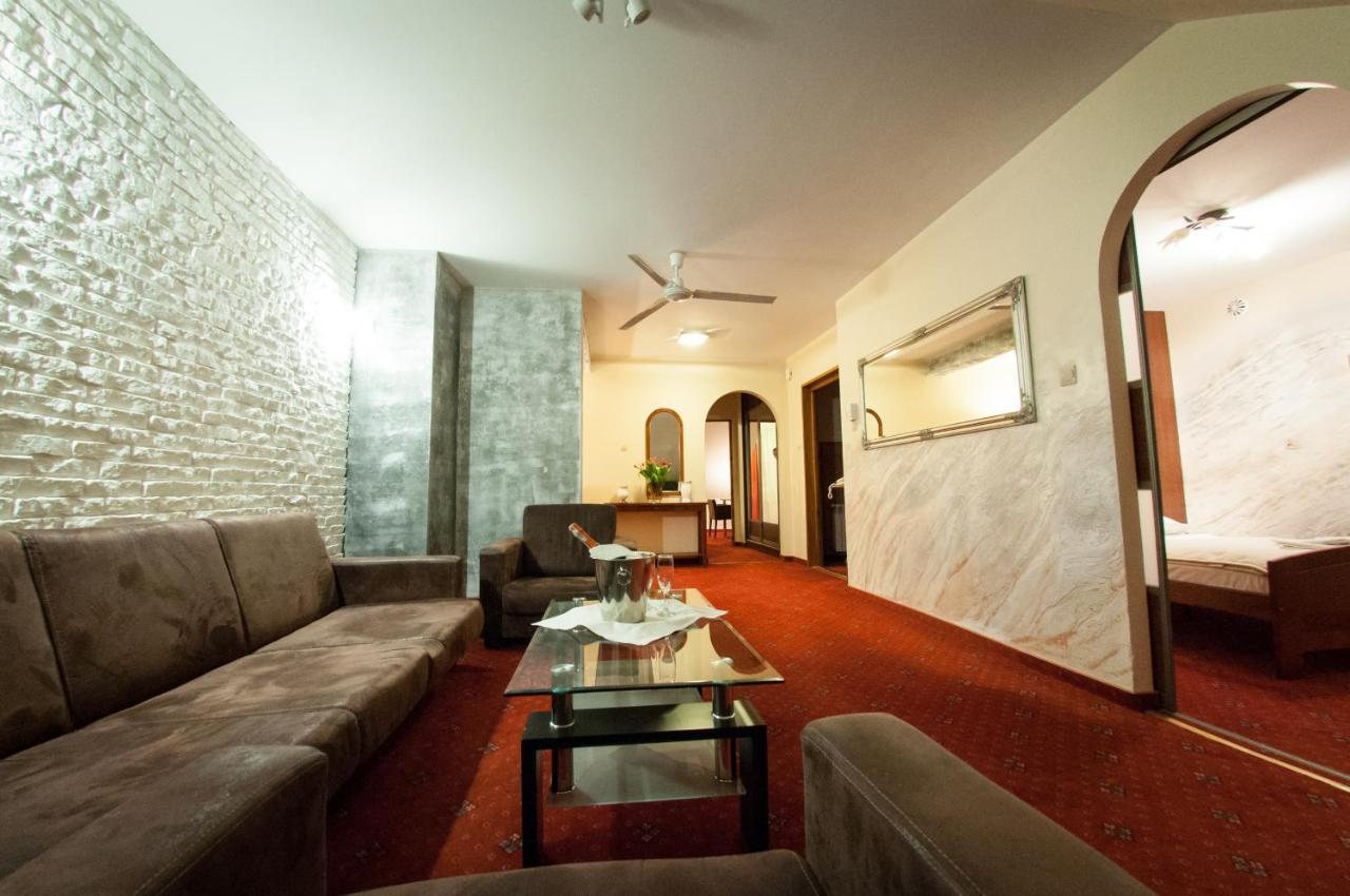 Secession Hotel Leczna Bagian luar foto